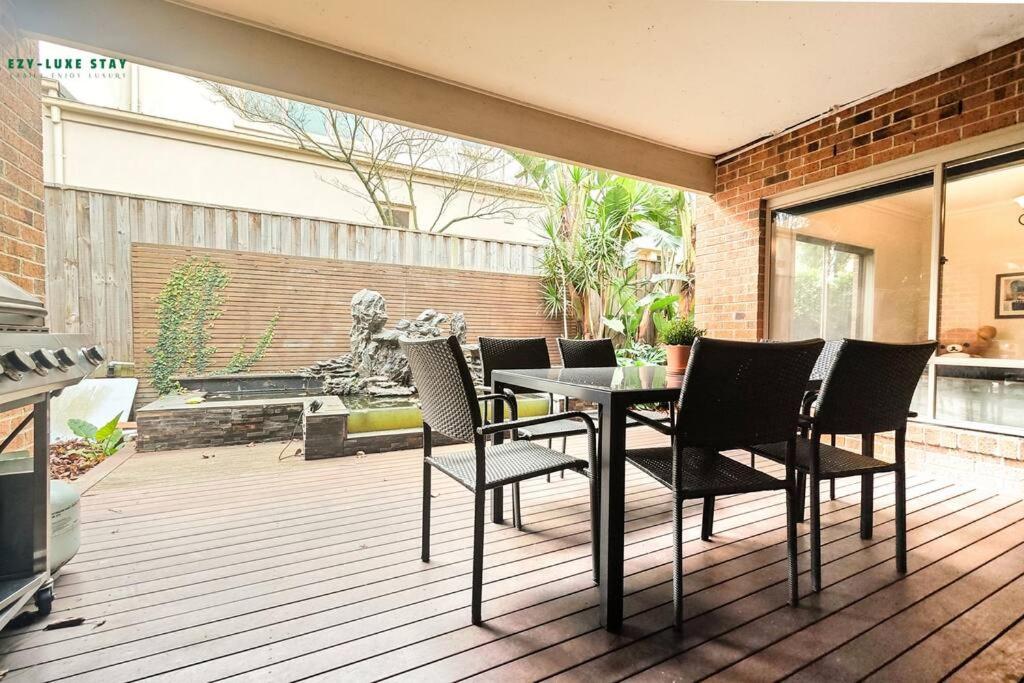 Balwyn Luxury 5BR Mansion with Cinema & BBQ