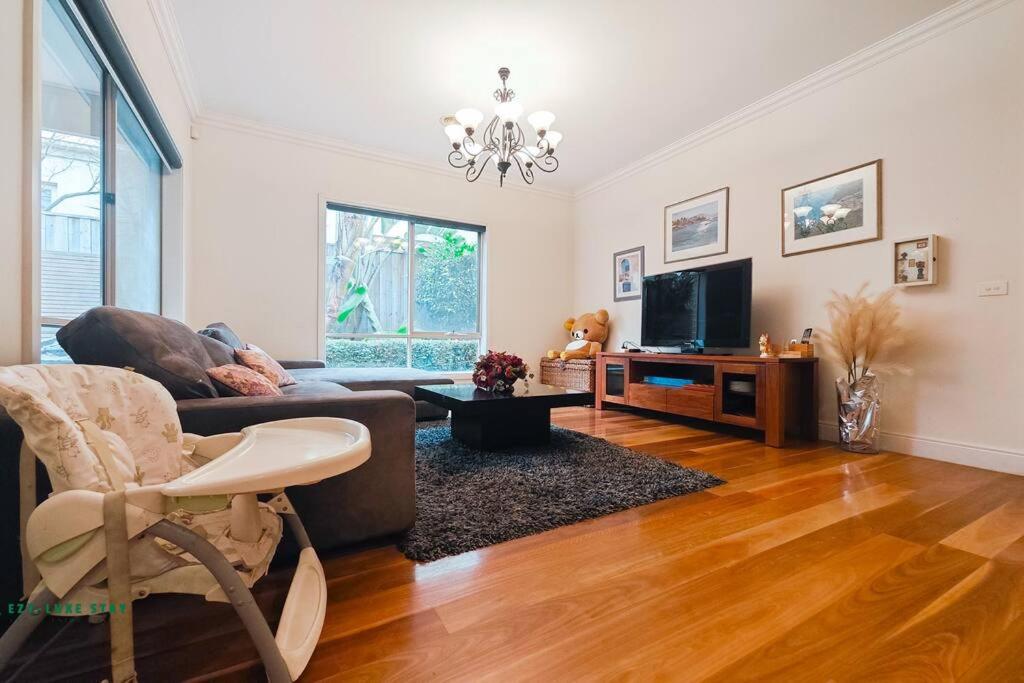 Balwyn Luxury 5BR Mansion with Cinema & BBQ