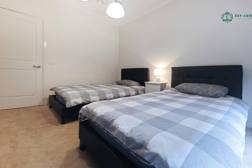 Balwyn Luxury 5BR Mansion with Cinema & BBQ