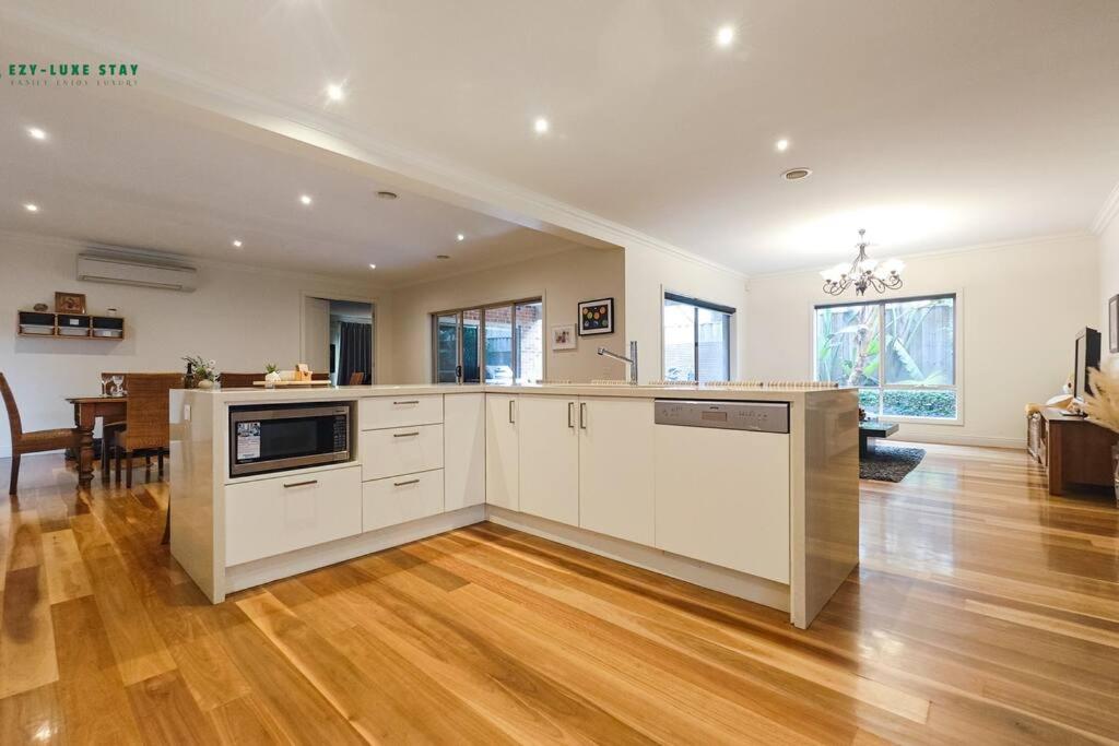 Balwyn Luxury 5BR Mansion with Cinema & BBQ