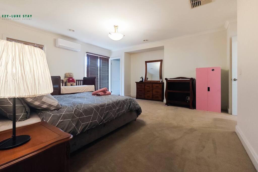 Balwyn Luxury 5BR Mansion with Cinema & BBQ