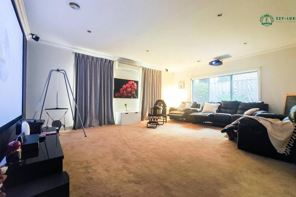 Balwyn Luxury 5BR Mansion with Cinema & BBQ