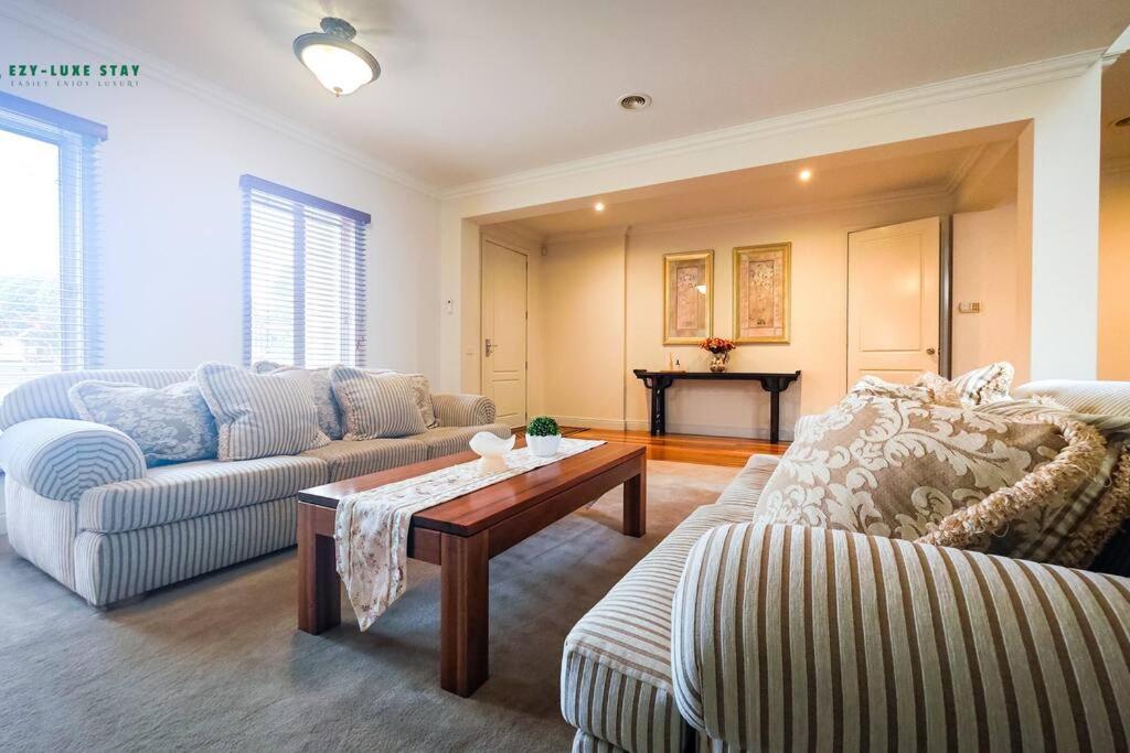 Balwyn Luxury 5BR Mansion with Cinema & BBQ