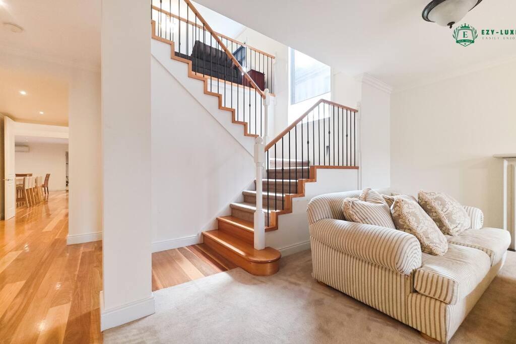 Balwyn Luxury 5BR Mansion with Cinema & BBQ
