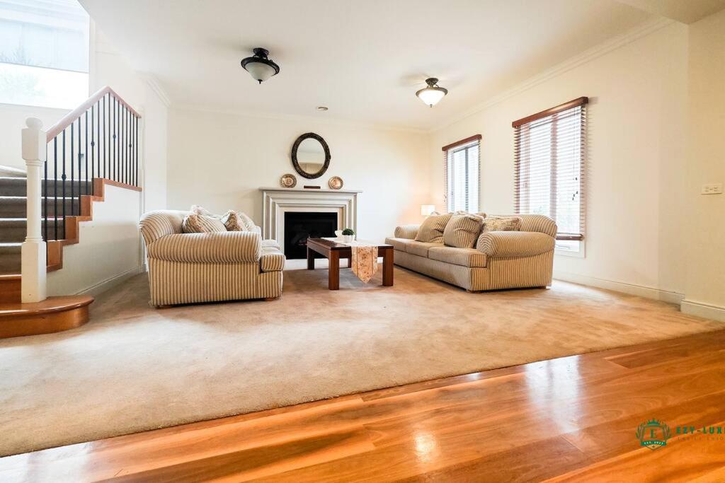 Balwyn Luxury 5BR Mansion with Cinema & BBQ