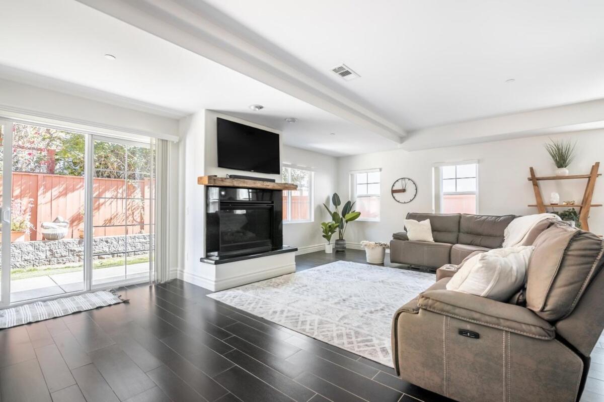 Sea La Vie 4 bedrooms near beach, backyard lounge view 2
