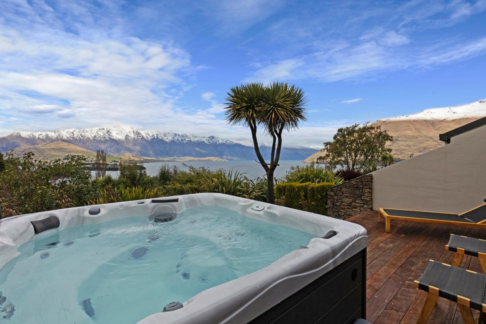 Kiwi Nest- Luxury Home - Hot Tub view 2