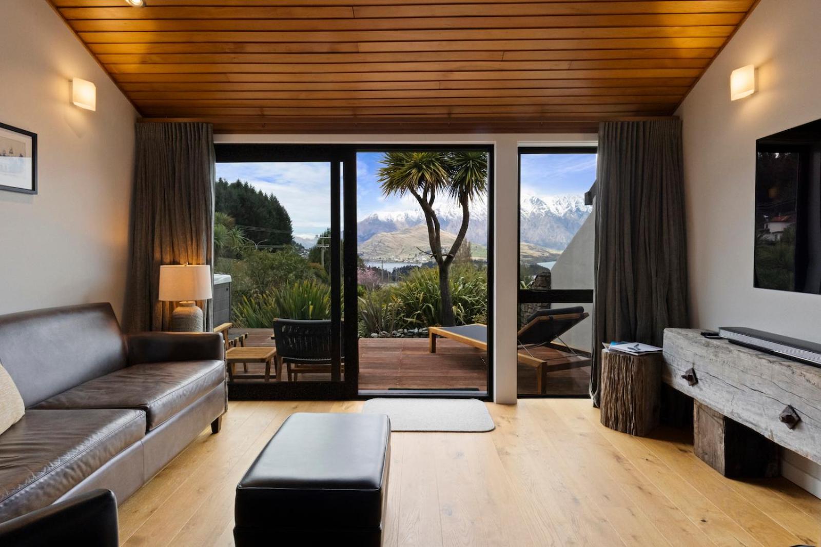 Kiwi Nest- Luxury Home - Hot Tub view 3