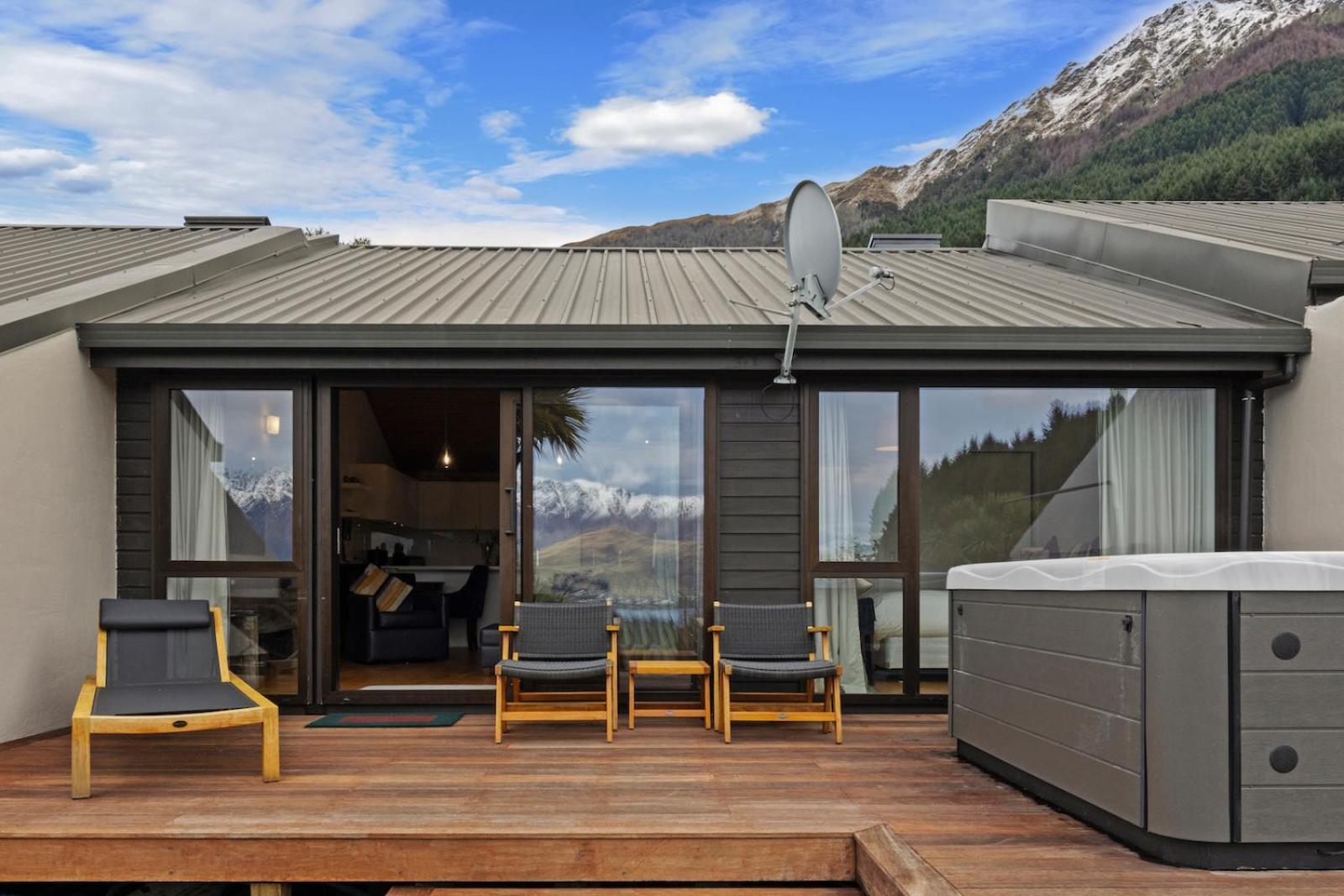 Kiwi Nest- Luxury Home - Hot Tub view 4