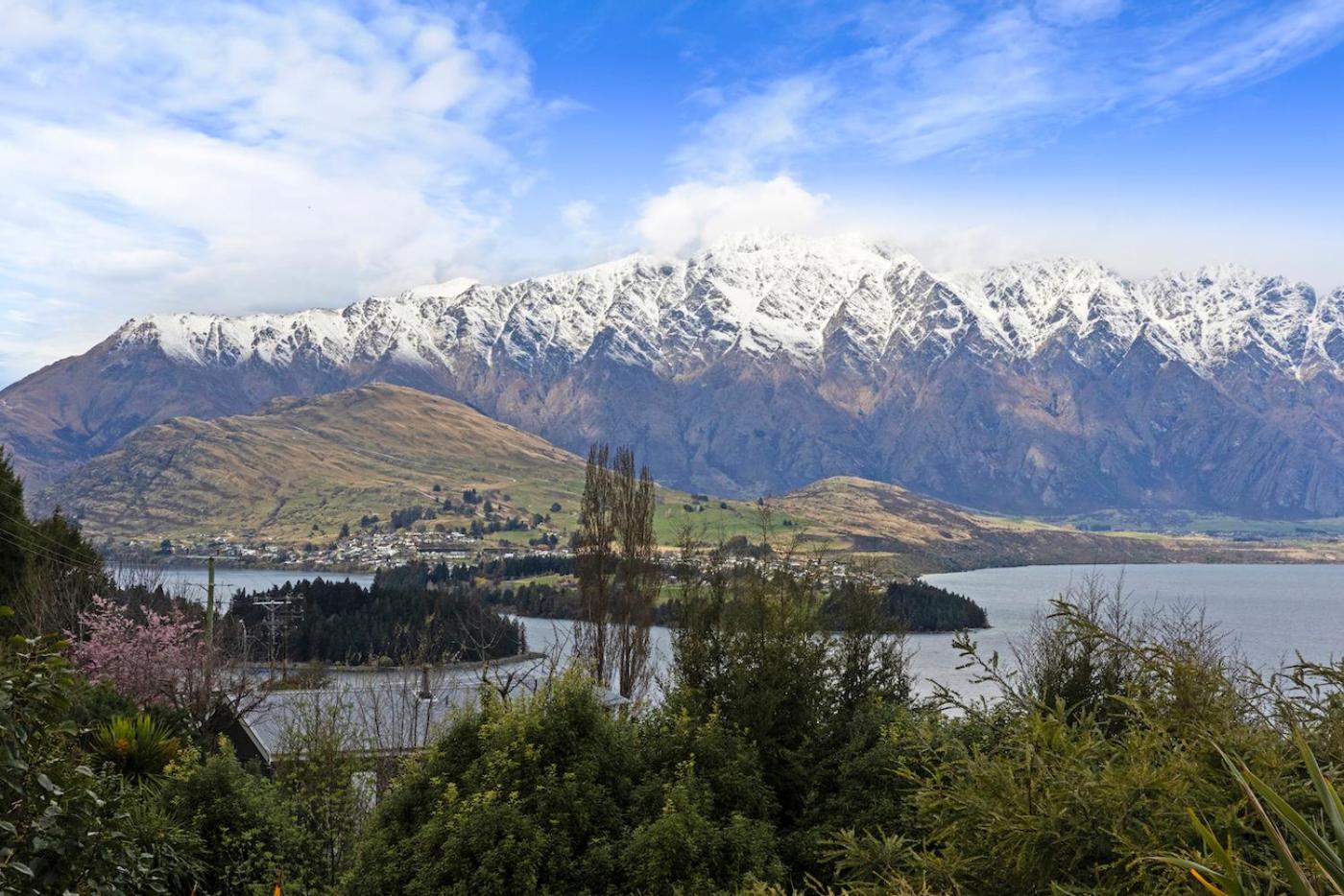 Kiwi Nest- Luxury Home - Hot Tub view 5