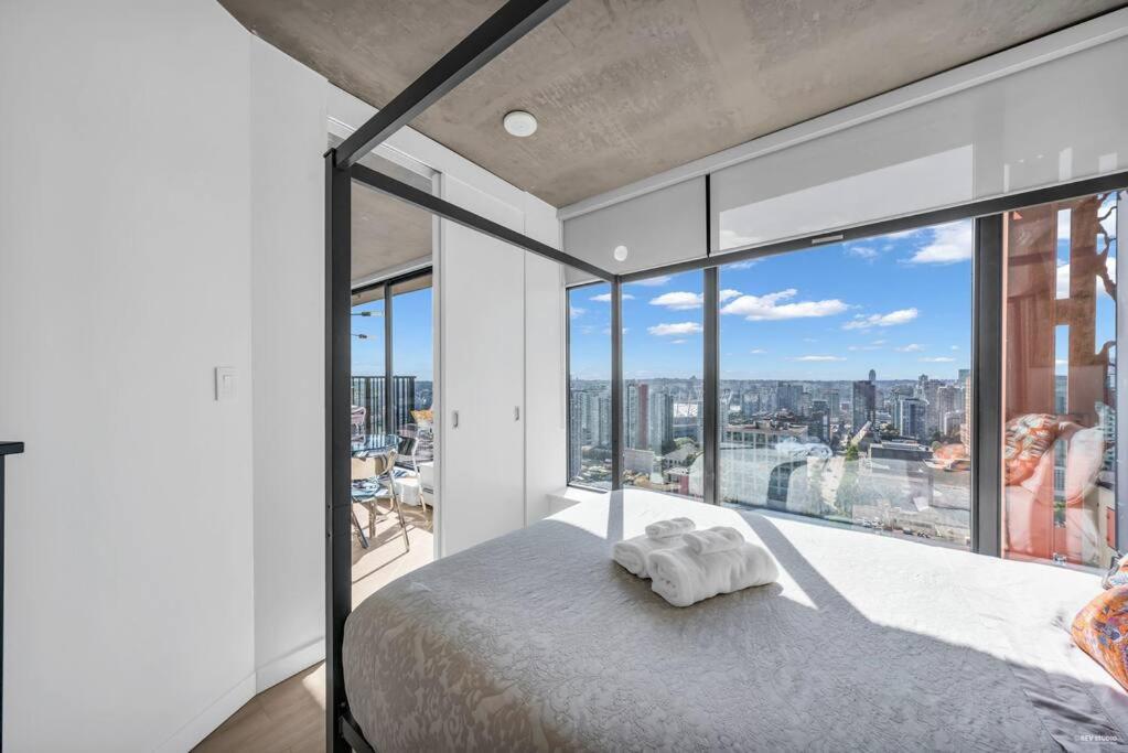 SKYVIEW, 40th FLOOR! 2BR CONDO IN DOWNTOWN VANCOUVER