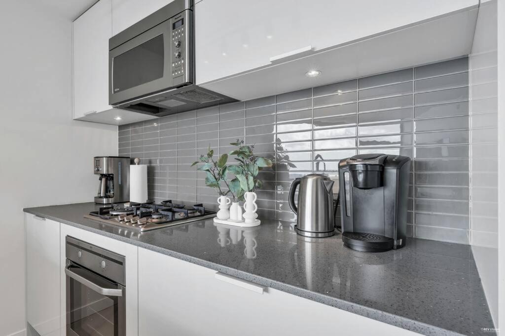 SKYVIEW, 40th FLOOR! 2BR CONDO IN DOWNTOWN VANCOUVER