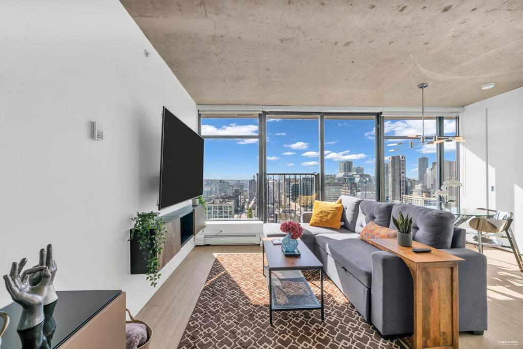 SKYVIEW, 40th FLOOR! 2BR CONDO IN DOWNTOWN VANCOUVER