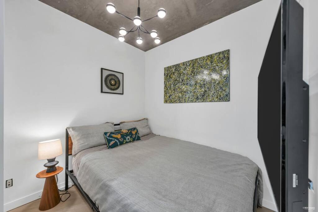 SKYVIEW, 40th FLOOR! 2BR CONDO IN DOWNTOWN VANCOUVER