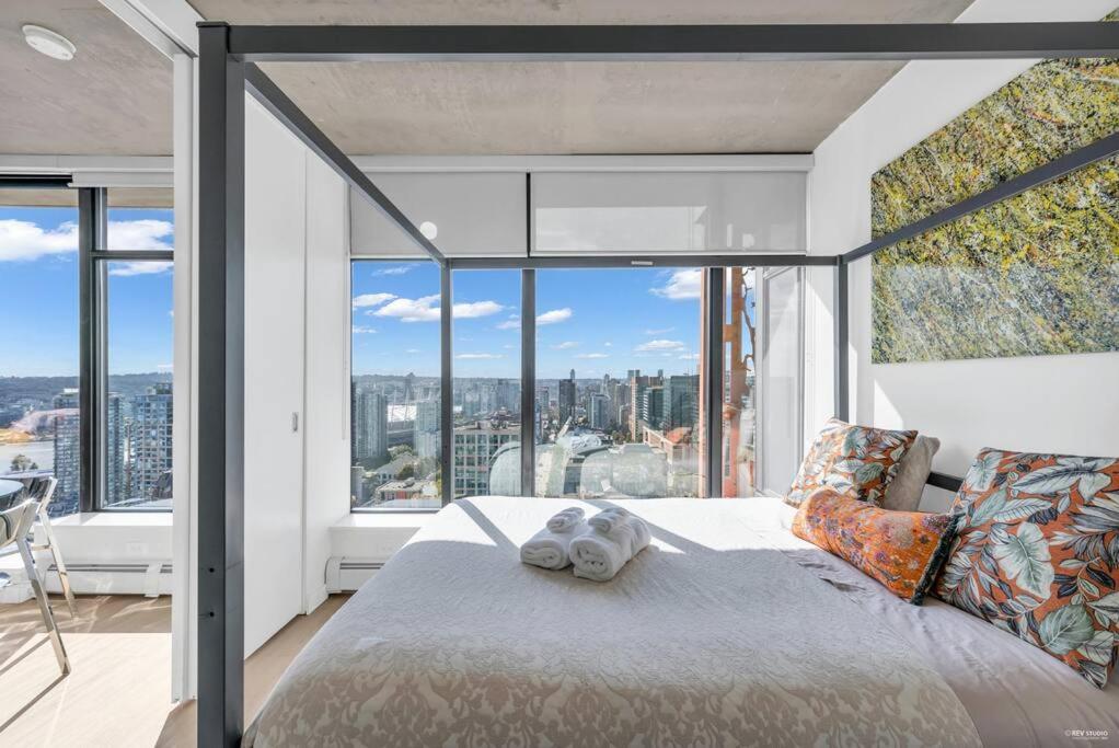 SKYVIEW, 40th FLOOR! 2BR CONDO IN DOWNTOWN VANCOUVER