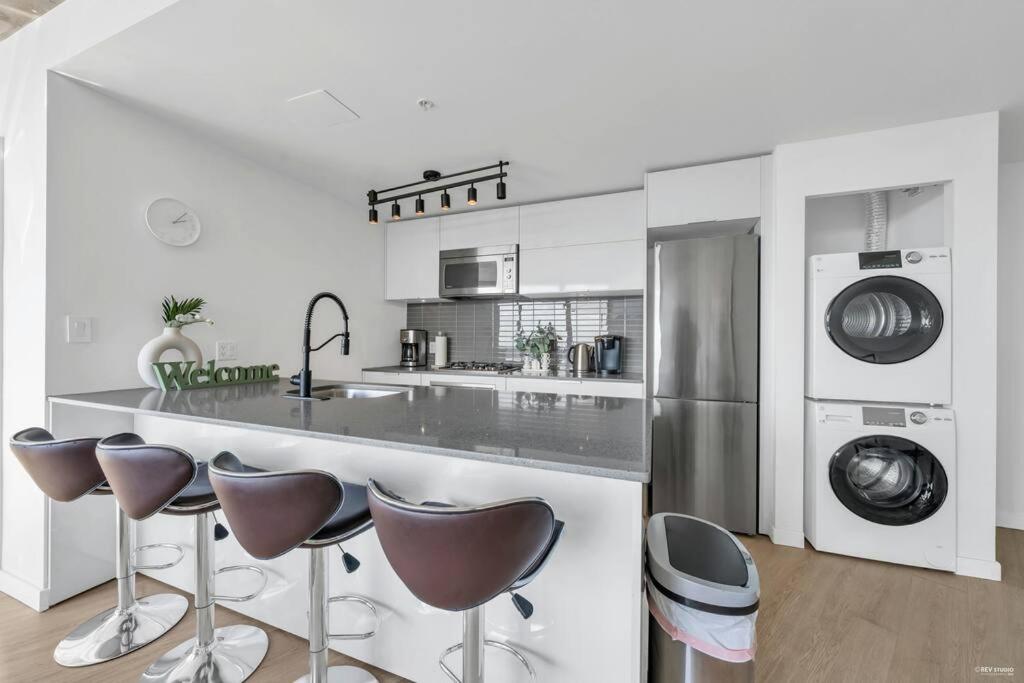 SKYVIEW, 40th FLOOR! 2BR CONDO IN DOWNTOWN VANCOUVER