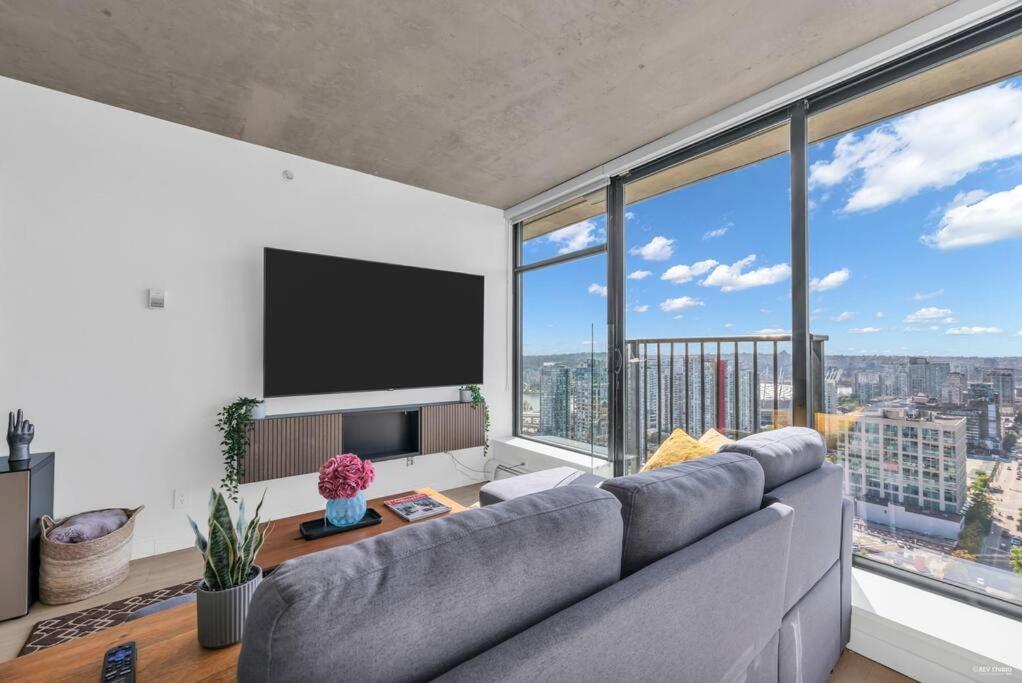 SKYVIEW, 40th FLOOR! 2BR CONDO IN DOWNTOWN VANCOUVER