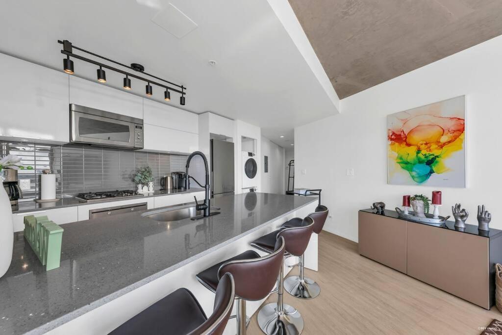 SKYVIEW, 40th FLOOR! 2BR CONDO IN DOWNTOWN VANCOUVER