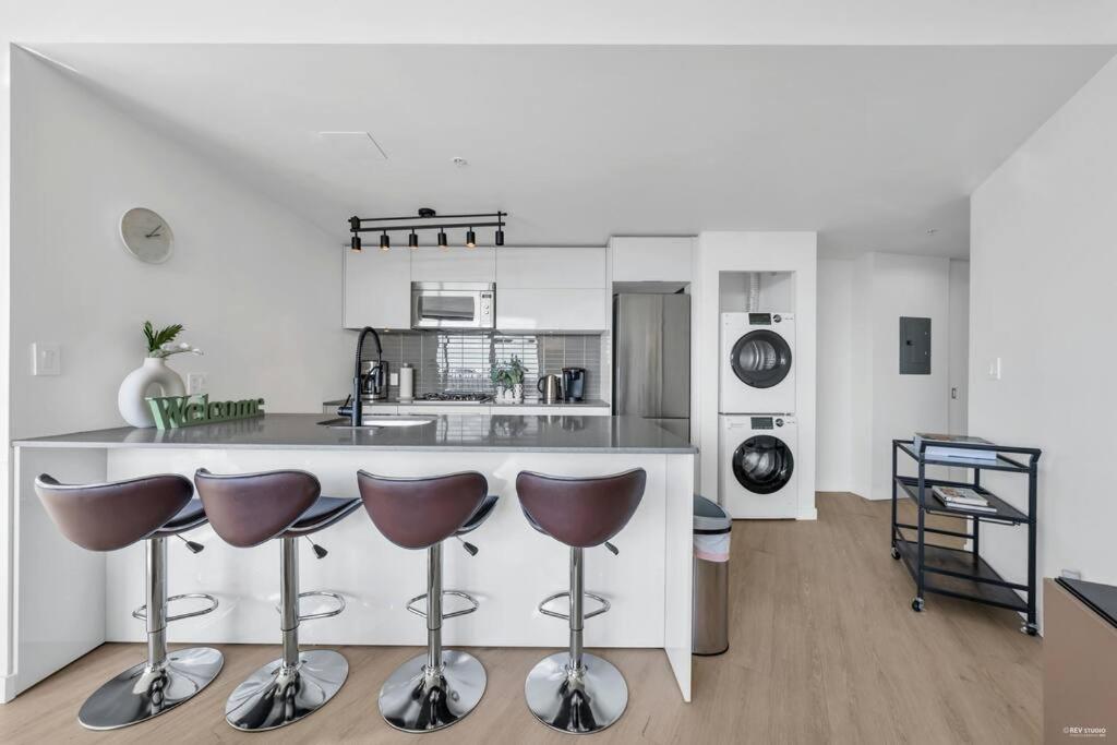 SKYVIEW, 40th FLOOR! 2BR CONDO IN DOWNTOWN VANCOUVER
