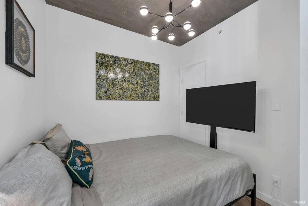 SKYVIEW, 40th FLOOR! 2BR CONDO IN DOWNTOWN VANCOUVER