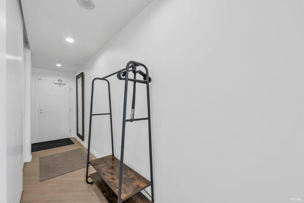 SKYVIEW, 40th FLOOR! 2BR CONDO IN DOWNTOWN VANCOUVER