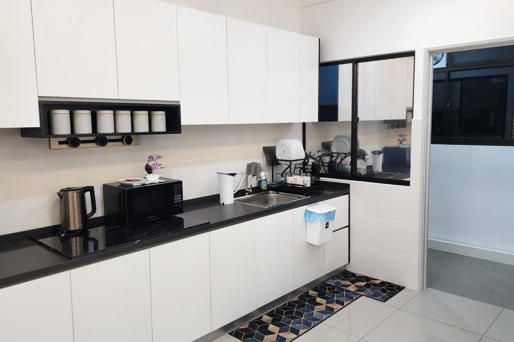 3 bedroom condo Eila Homestay in Larkin, AC, wi-fi