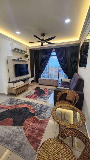 3 bedroom condo Eila Homestay in Larkin, AC, wi-fi