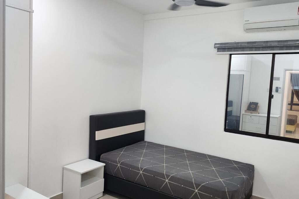 3 bedroom condo Eila Homestay in Larkin, AC, wi-fi