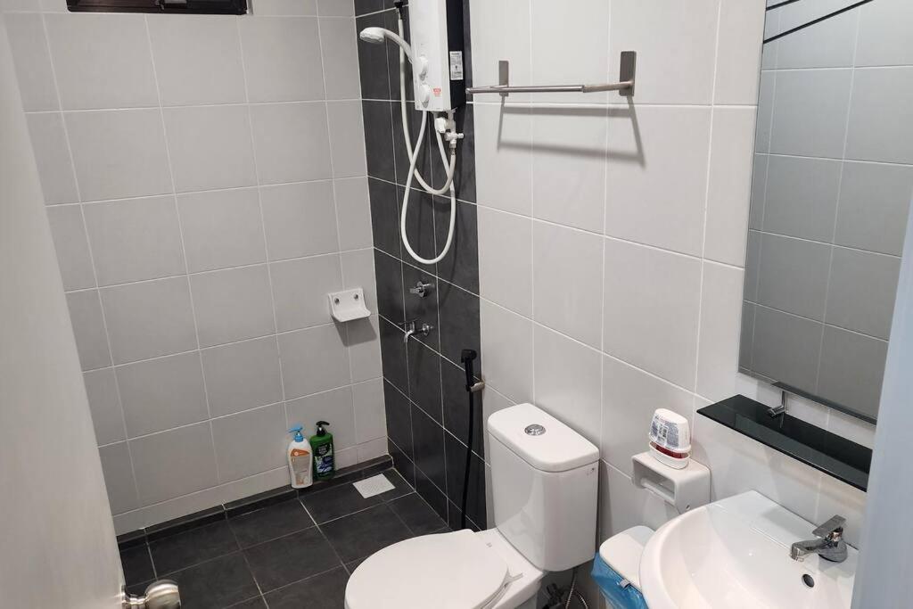 3 bedroom condo Eila Homestay in Larkin, AC, wi-fi