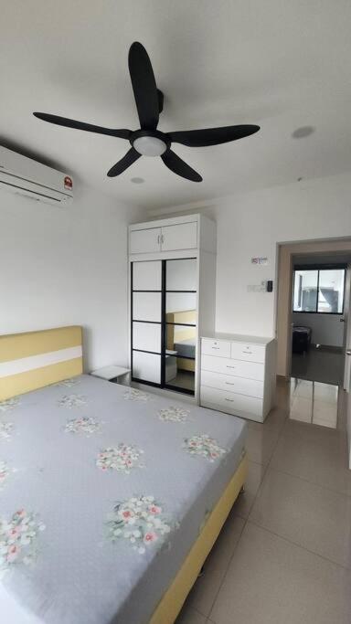 3 bedroom condo Eila Homestay in Larkin, AC, wi-fi