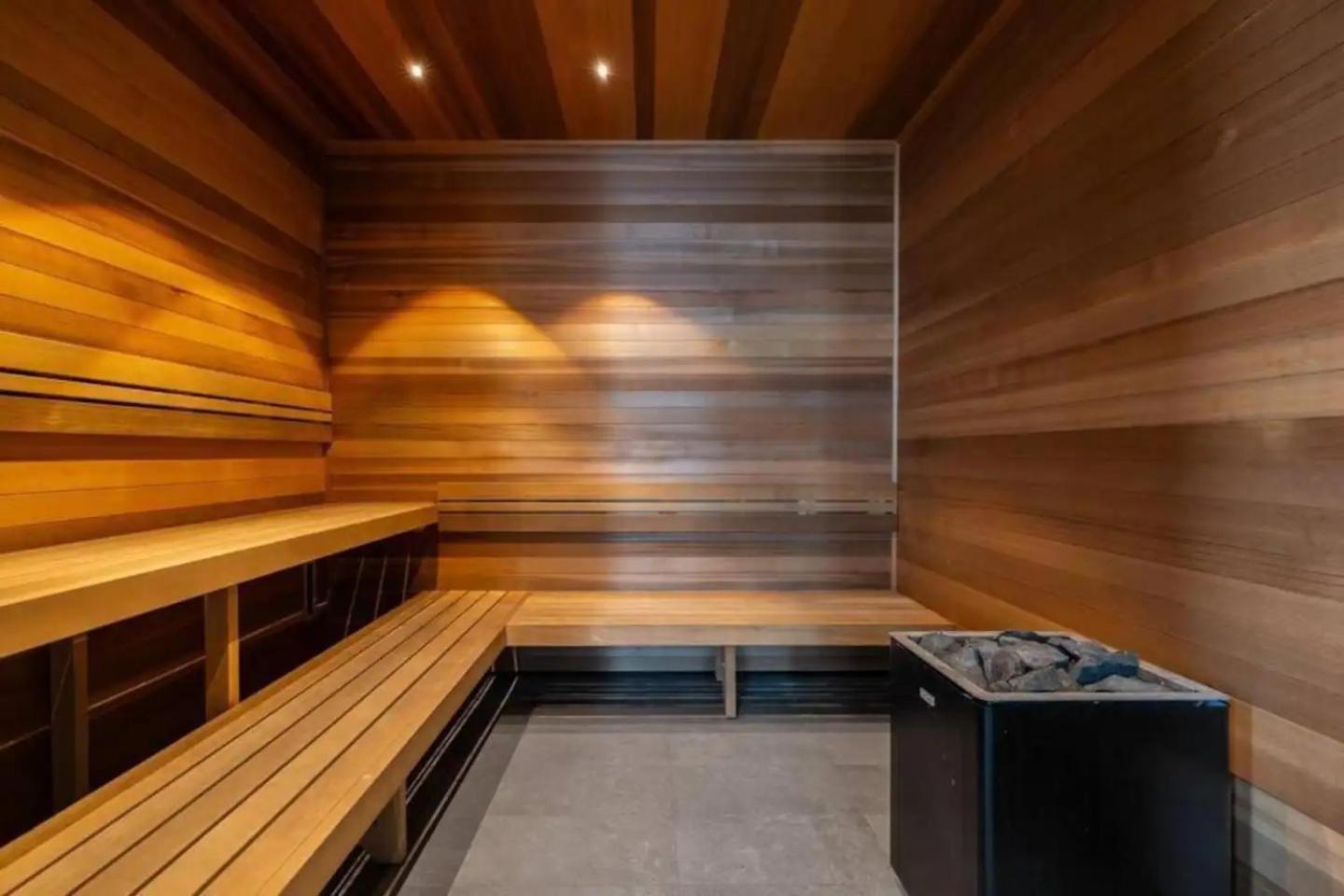 West Side Explore Downtown Melb in Stylish Apt