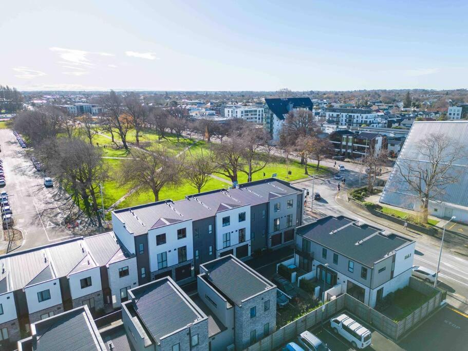 Luxury APT 2BR w Balcony Parkside Central City view 3