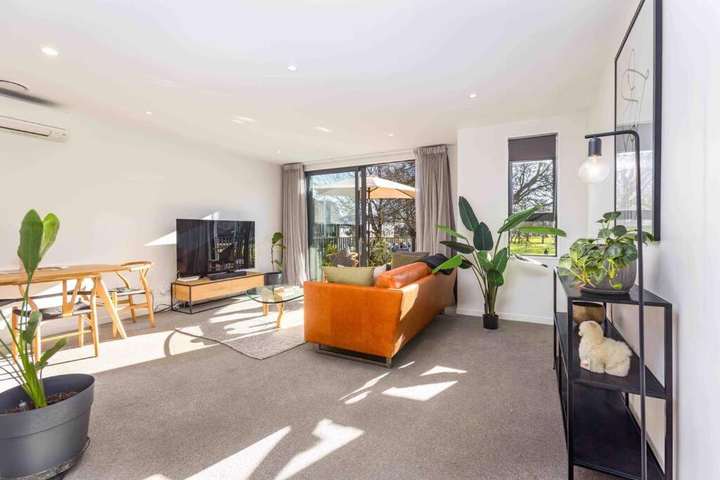 Luxury APT 2BR w Balcony Parkside Central City view 4