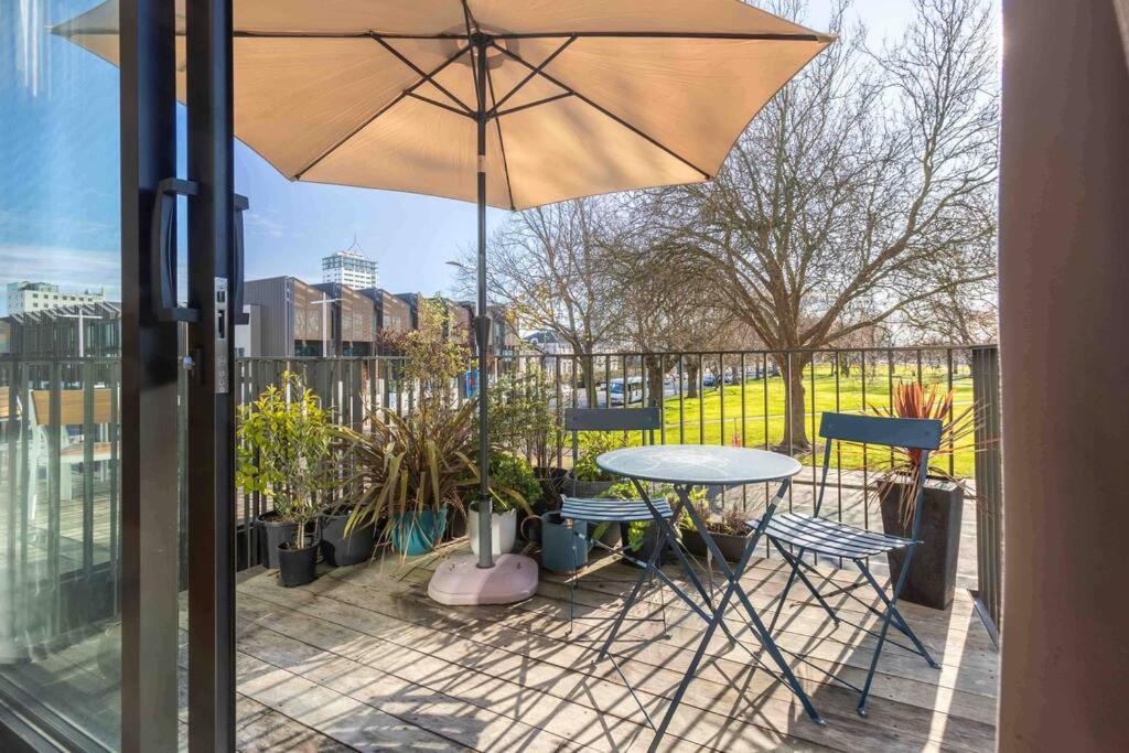 Luxury APT 2BR w Balcony Parkside Central City view 2