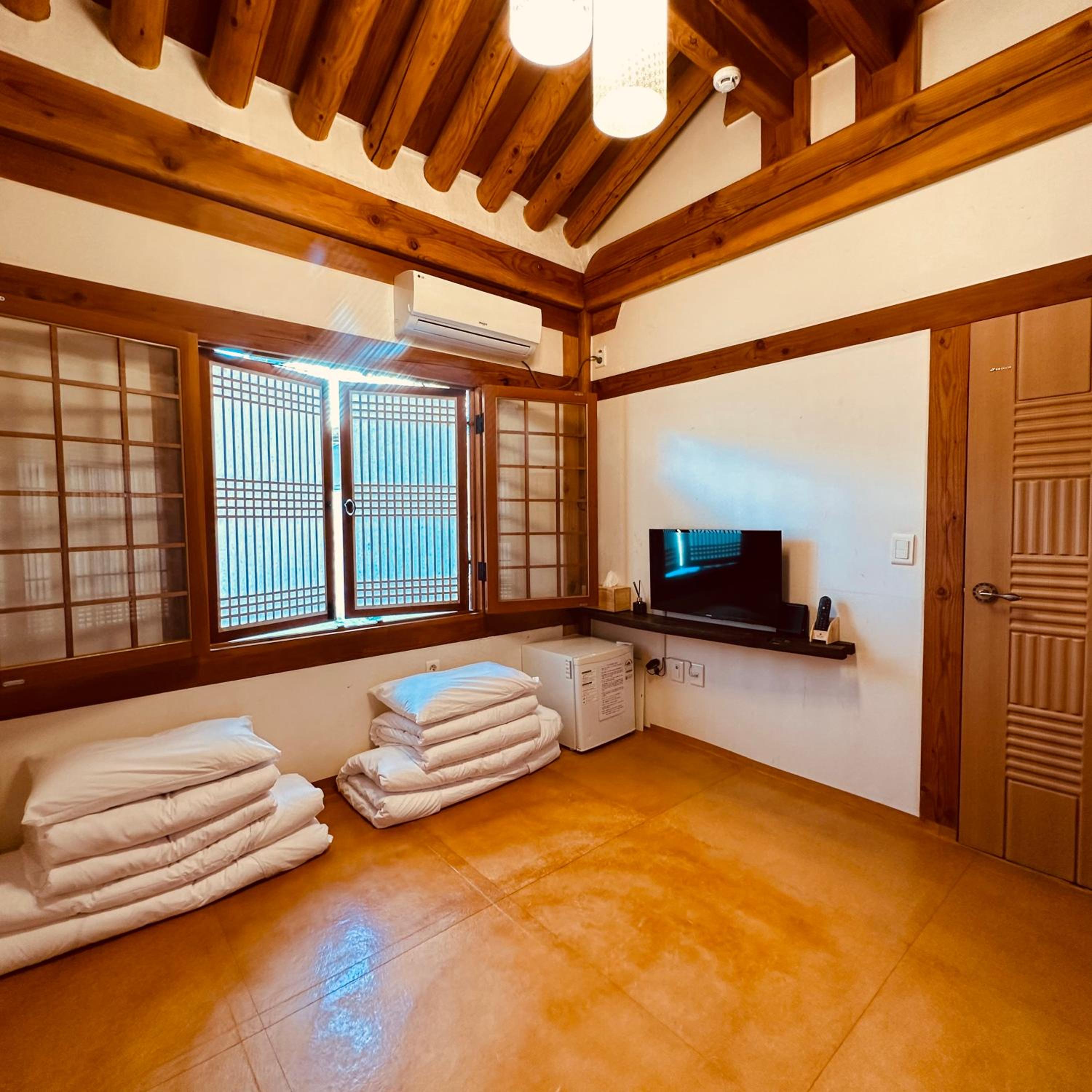 Jeonju Hanok village Deoksugung