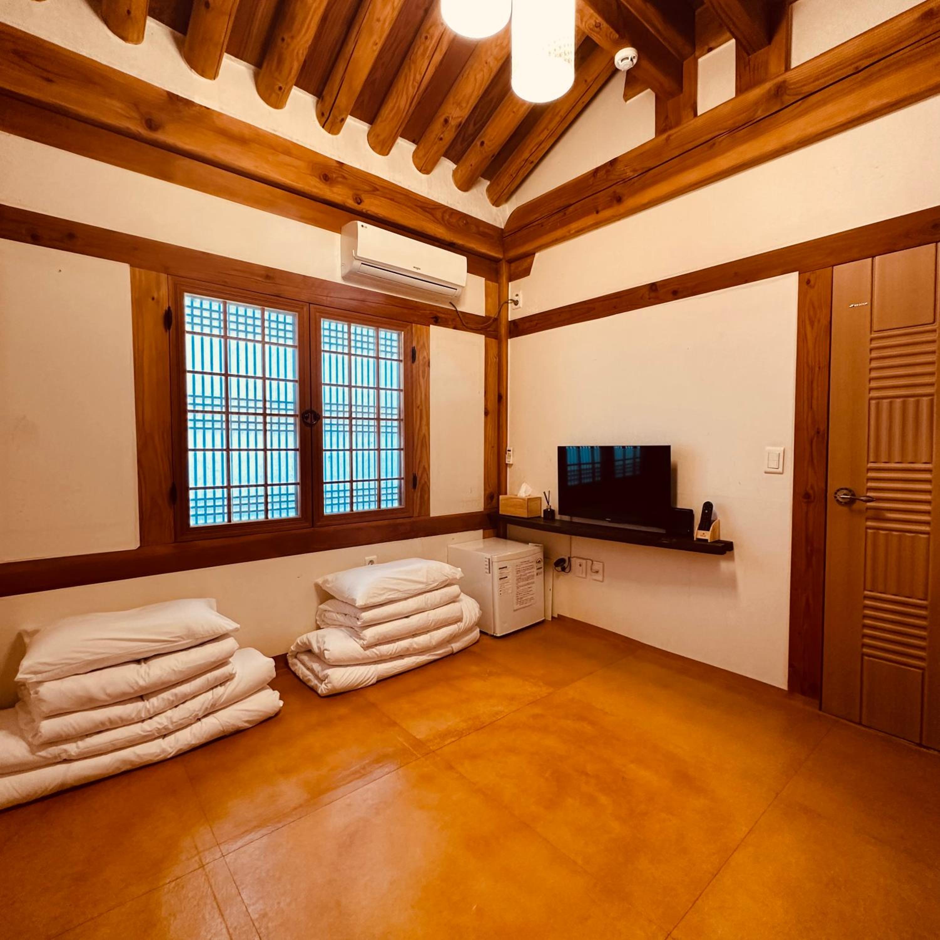 Jeonju Hanok village Deoksugung