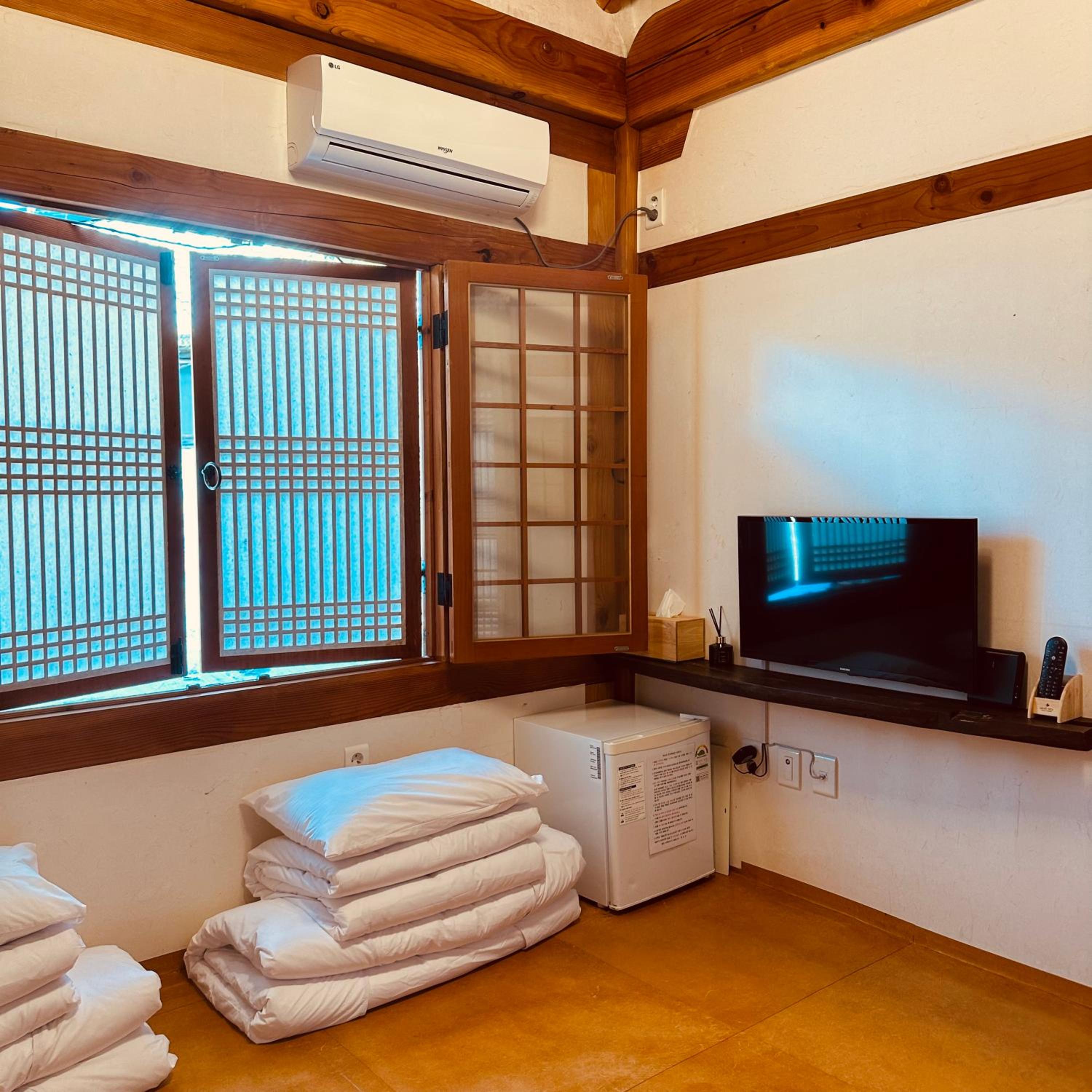 Jeonju Hanok village Deoksugung