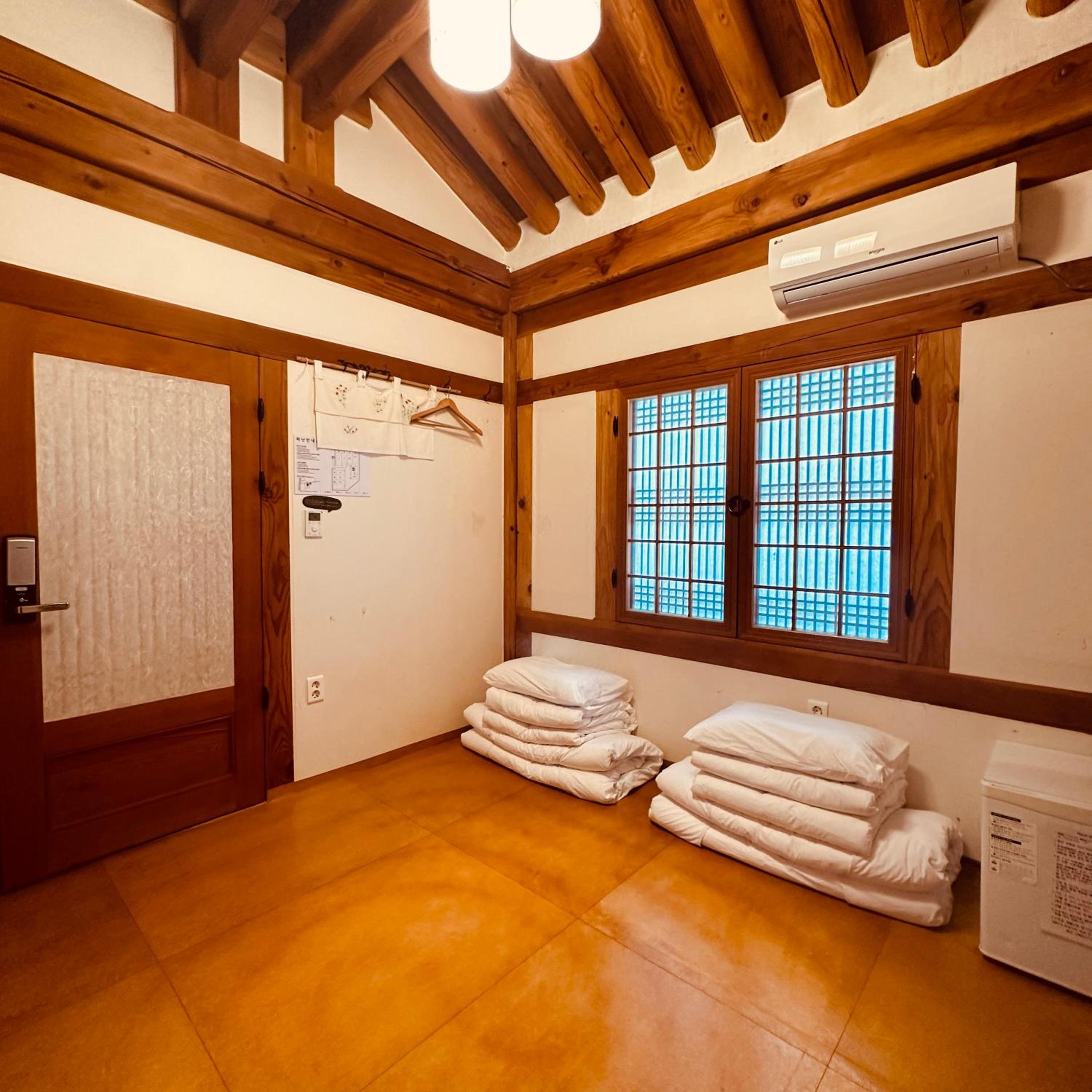 Jeonju Hanok village Deoksugung