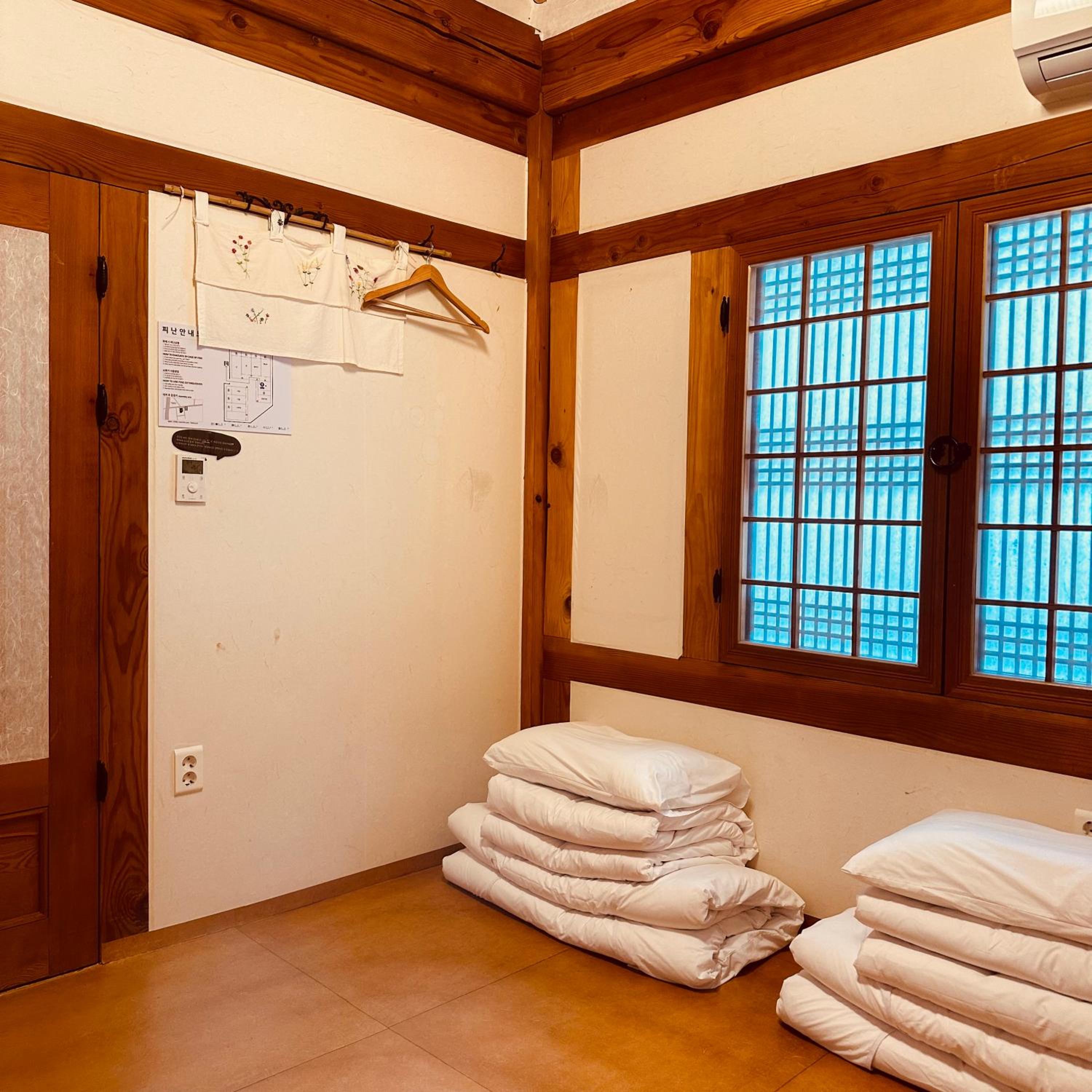 Jeonju Hanok village Deoksugung
