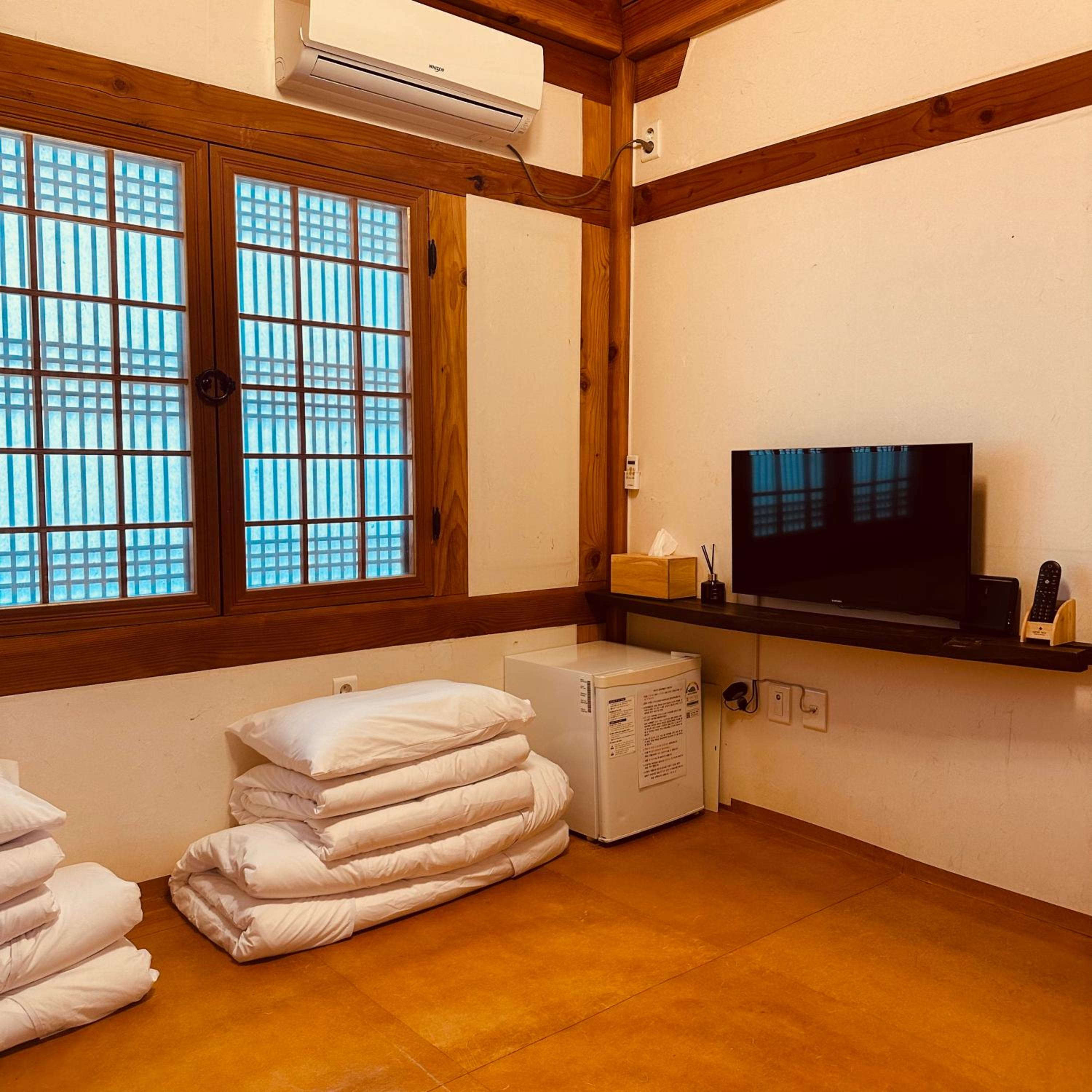 Jeonju Hanok village Deoksugung