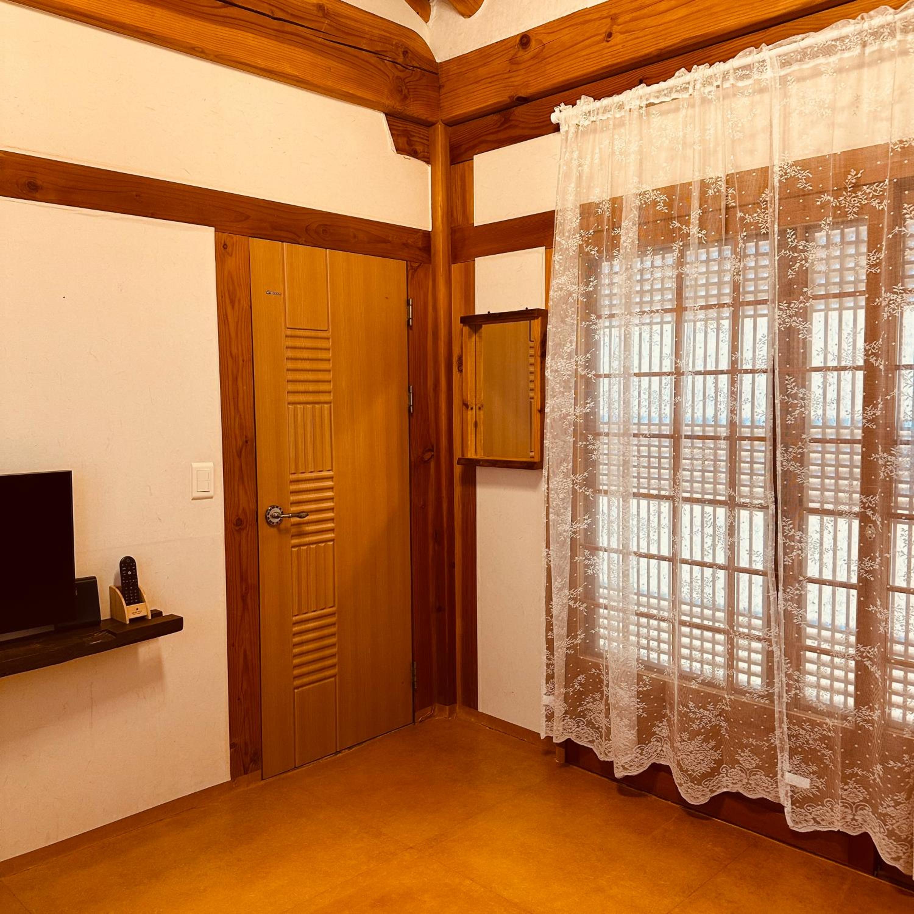 Jeonju Hanok village Deoksugung