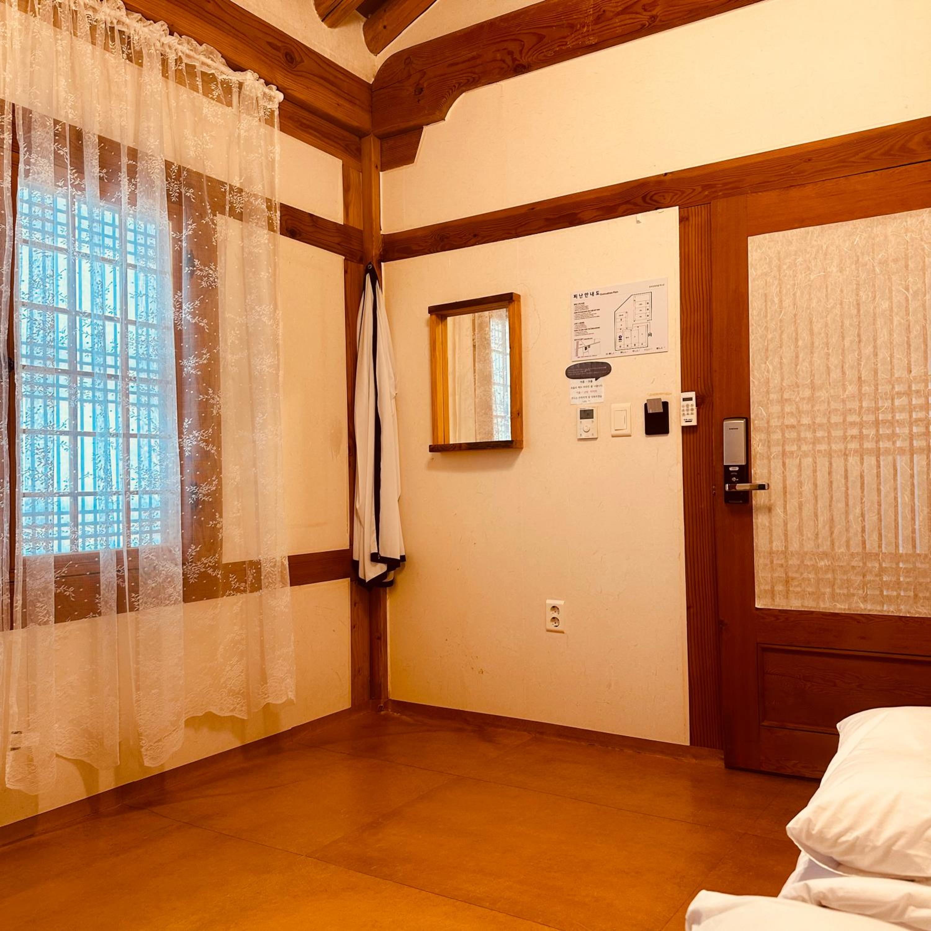 Jeonju Hanok village Deoksugung