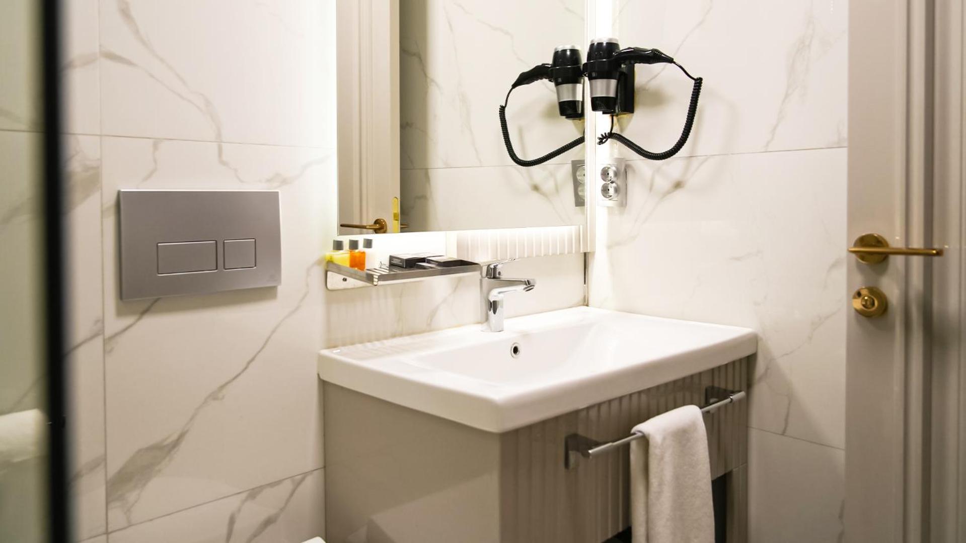 Sky Hill Hotel - Image 49