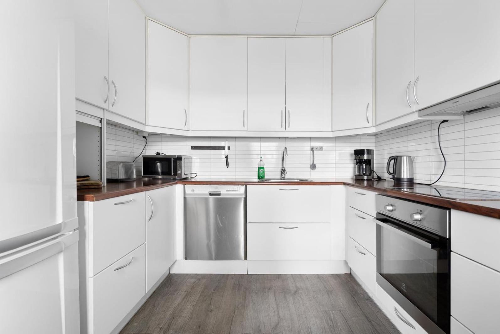 Lovely 4 bedroom house with the view of aurora view 4