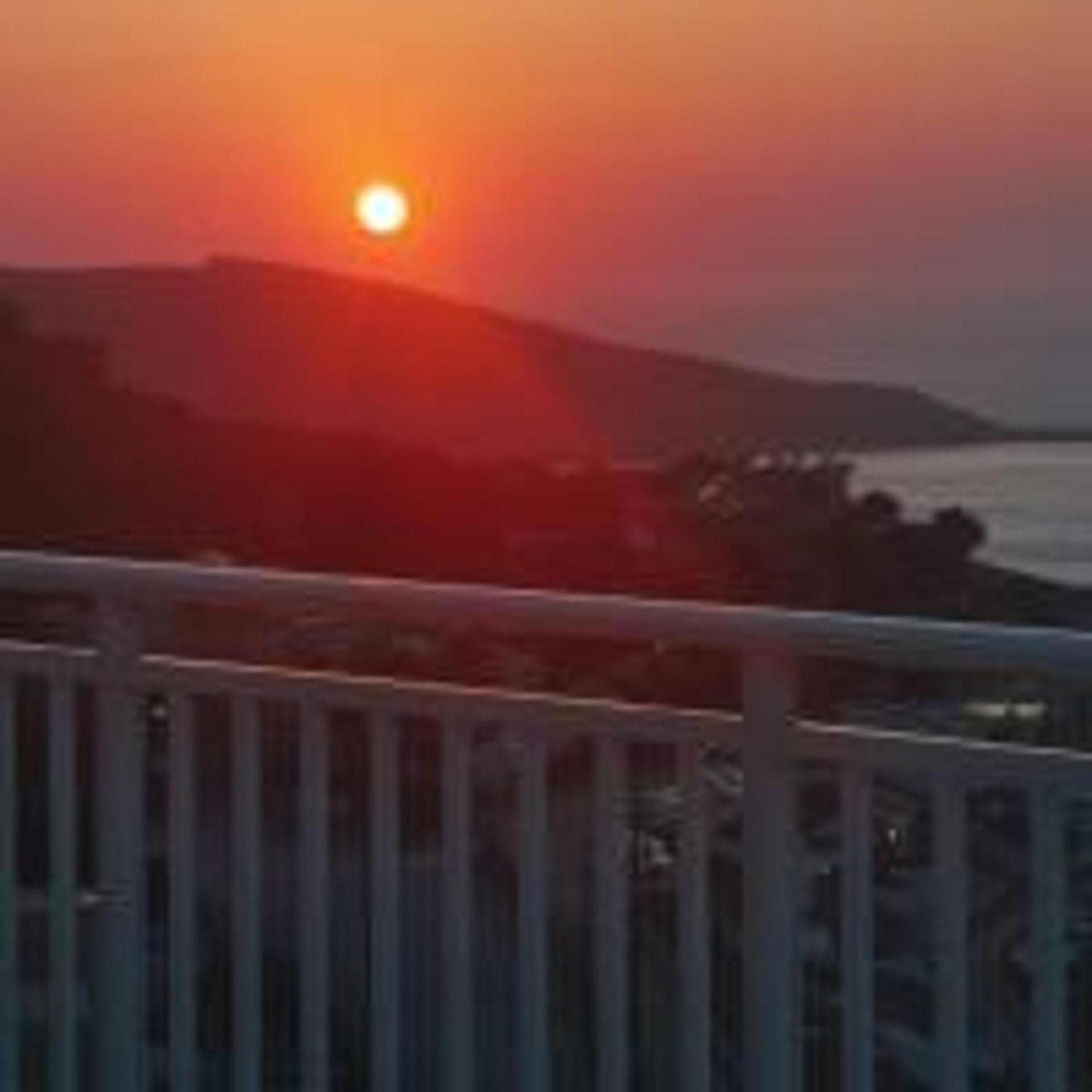 3 Bed Villa - Sleeps 6 - Pets - Garden - Parking view 5