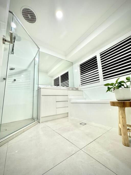 Premium Beach Front House - Pool, Bikes, Huge Deck