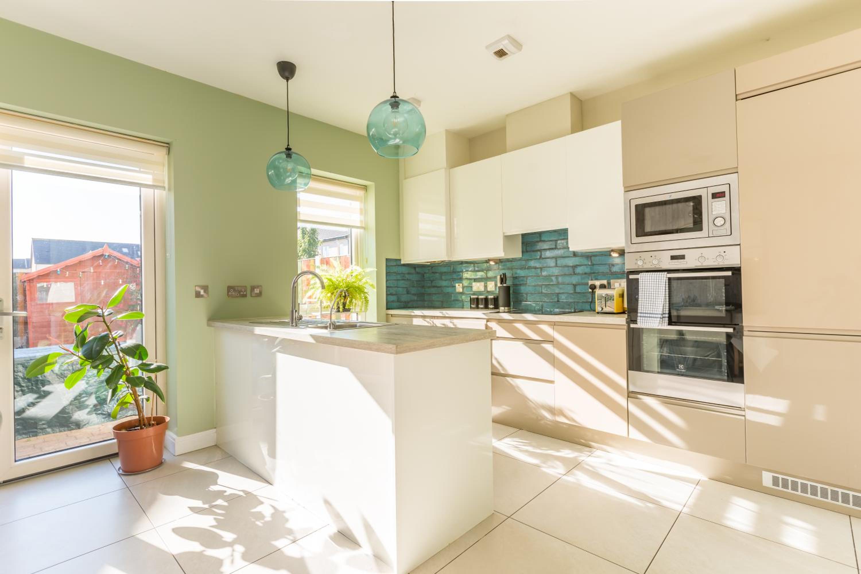 Modern home close to Airport, City and Beaches view 5