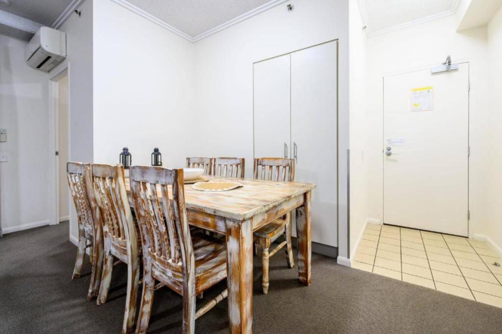 CBD Luxury with River & Botanic Garden Views from Spacious Balcony