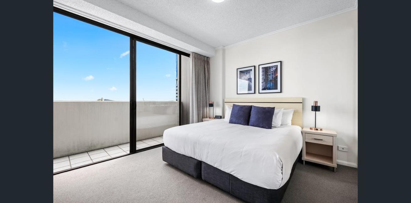 CBD Luxury with River & Botanic Garden Views from Spacious Balcony