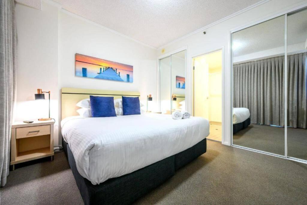 CBD Luxury with River & Botanic Garden Views from Spacious Balcony